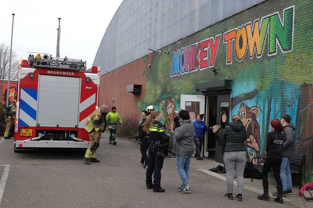 Monkey Town & Jump-Xl ontruimd door brand op dak aan de Bachlaan Waalwijk