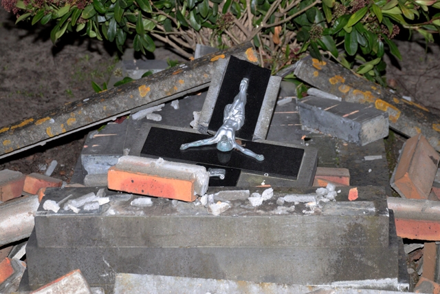 Zes graven beschadigd op begraafplaats door storm aan het Unnaplein Waalwijk