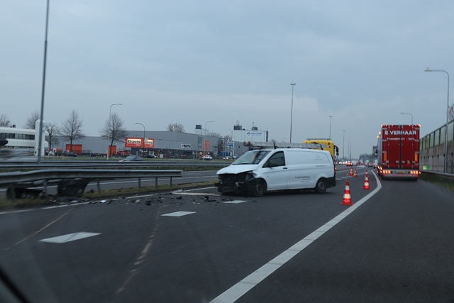 Bestuurder botst met bestelbusje tegen vangrail op de A59 (Maasroute) Waalwijk