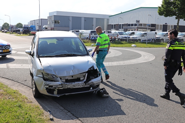 Aanrijding tussen drie auto’s op kruising aan de Zijlweg Waalwijk
