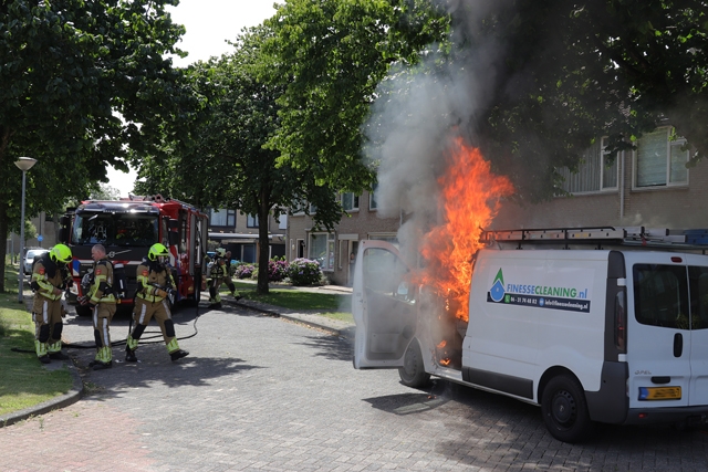 Brand in bestelbus aan de Prof. Piersonstraat Waalwijk