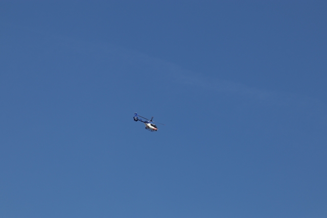 Politiehelikopter vliegt geruime tijd boven Laageinde Waalwijk