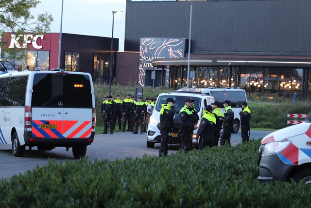 Veel (ME) op de been door demonstratie aan de Professor van der Waalsweg Waalwijk