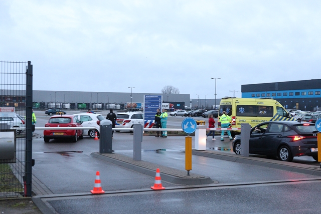 Twee auto’s botsen op elkaar op parkeerterrein aan de Mechie Trommelenweg Waalwijk