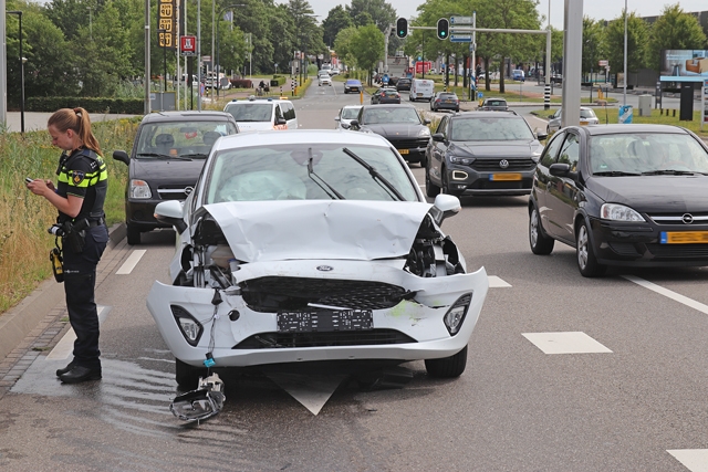 Automobilist botst achterop auto aan de Professor Kamerlingh Onnesweg Waalwijk