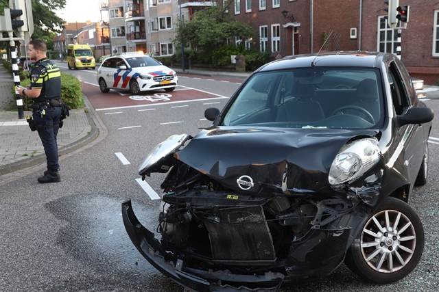 Automobiliste botst met auto tegen bus van Arriva aan de Wilhelminastraat Waalwijk