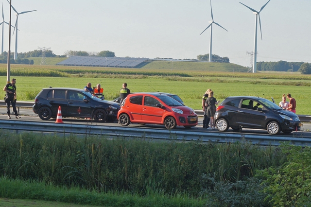 Meerdere auto’s botsen op elkaar op de A59 (Maasroute) Waalwijk