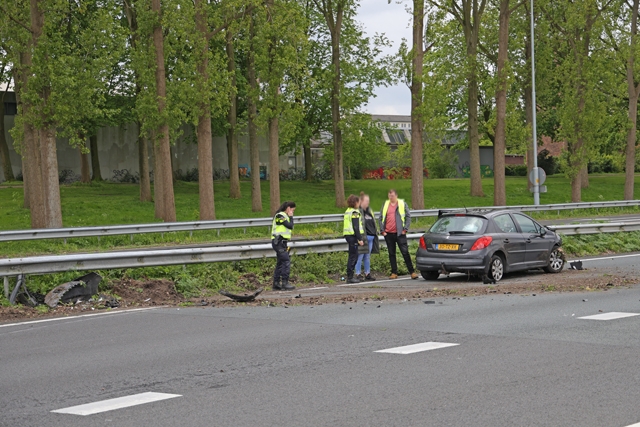 Automobilist verliest de macht over het stuur na een klapband op de A59 (Maasroute) Waalwijk