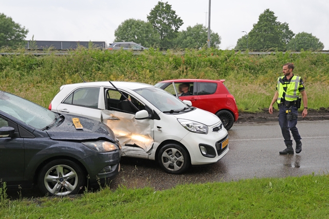 Vrouw raakt lichtgewond bij aanrijding op de Taxandriaweg Waalwijk