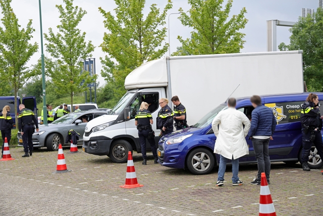 Grote politiecontrole op parkeerplaats bij Piet Klerkx Waalwijk