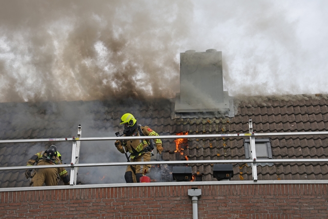 Brand uitgebroken door werkzaamheden op dak aan de Looierij Waalwijk