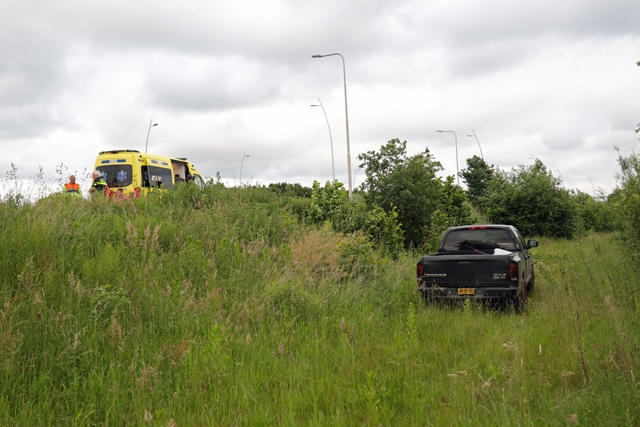 Auto rijdt van talud bij Midden-Brabantweg Waalwijk
