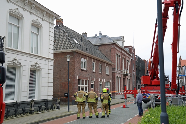 Bliksem slaat in op schoorsteen aan de Grotestraat Waalwijk