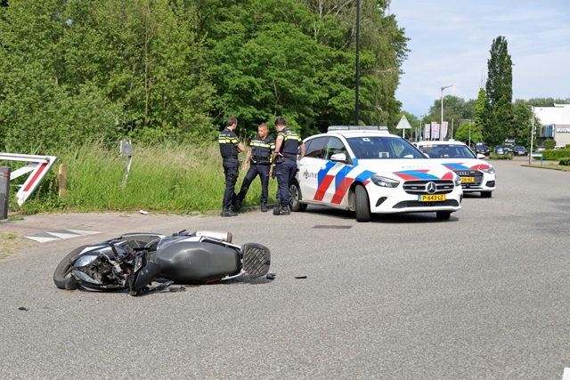 Scooterrijder botst tegen auto aan op de Elzenweg Waalwijk