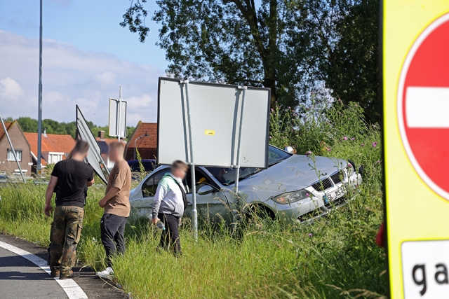 Bestuurder vliegt uit de bocht bij Waalwijk-Oost
