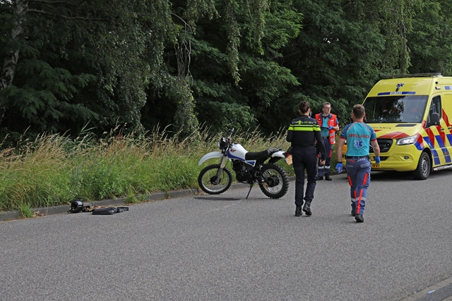 Aanrijding tussen auto en crossmotor aan de Elzenweg Waalwijk