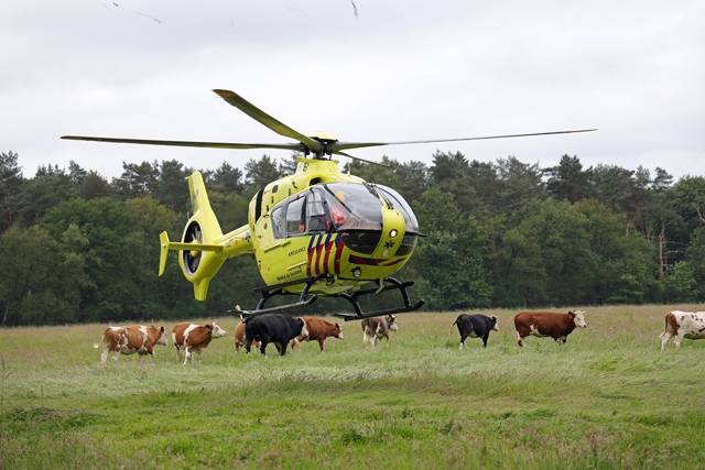 Twee ambulances en traumahelikopter ingezet voor ernstig scooterongeluk aan de Westelijke Niedijk Waalwijk