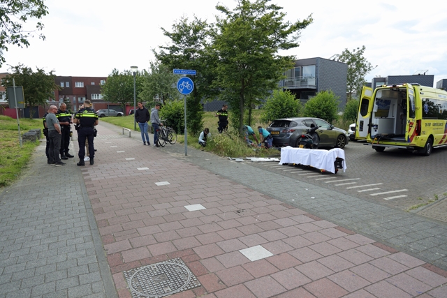 Opzittende van scooter raakt gewond bij botsing aan de Villa Waterviolier Waalwijk