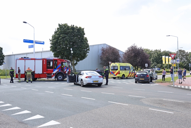 Auto’s botsen op elkaar op kruising aan de Kloosterheulweg Waalwijk