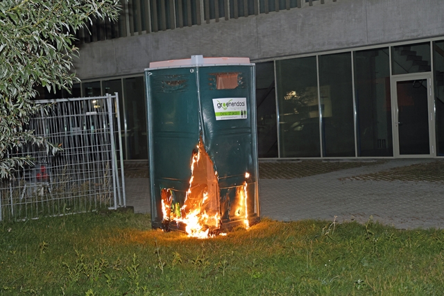 Dixi toilet gaat in vlammen op aan de Zanddonkweg Waalwijk