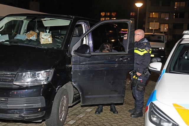 Bestuurder botst tegen betonblok en gaat ervandoor aan de Ganzerikstraat Waalwijk