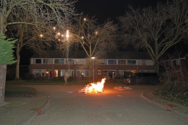 Kampvuur midden op straat aan de Meyerbeerstraat Waalwijk