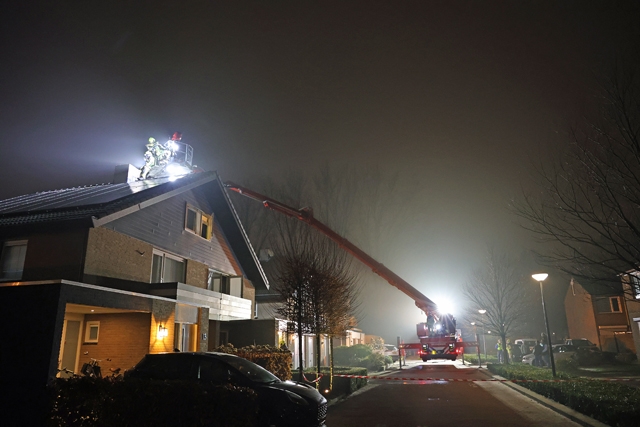 Brandweer rukt uit voor een schoorsteenbrand aan de Berliozstraat Waalwijk