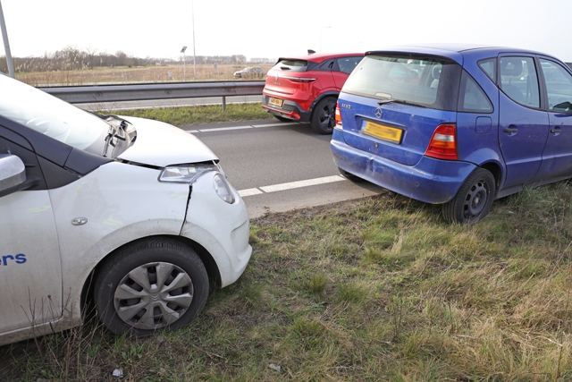Twee auto’s botsen op elkaar op de Midden-Brabantweg Waalwijk