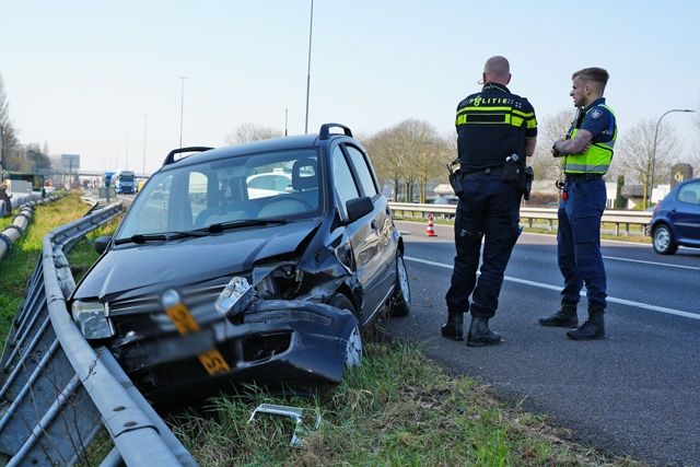 Auto krijgt klapband en komt tegen vangrail tot stilstand op de A59 (Maasroute) Waalwijk