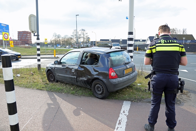 Onder invloed van drugs crasht man met auto op afrit A59 (Maasroute) Waalwijk