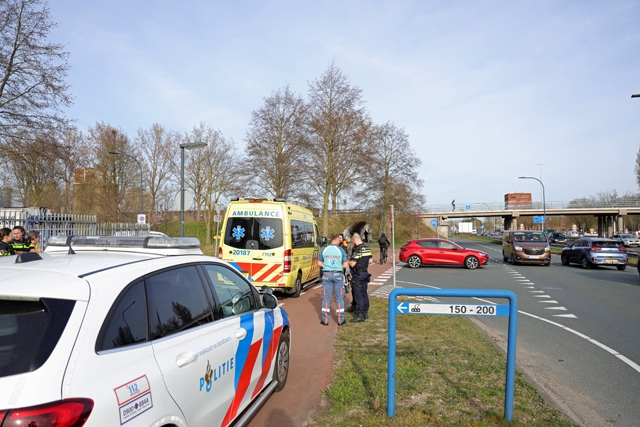 Botsing tussen wielrenner en auto aan de Altenaweg Waalwijk