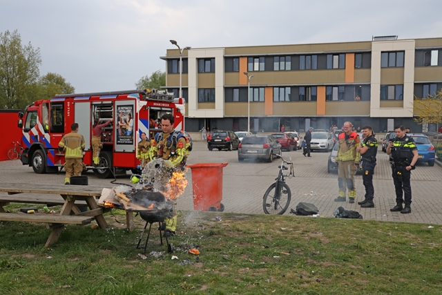 Barbecue met houtafval gaat in vlammen op aan de Pompweg Waalwijk