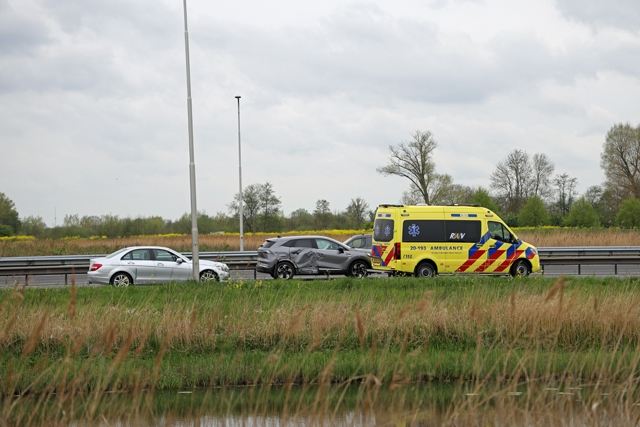 Bestuurder botst met auto tegen lantaarnpaal aan op de A59 (Maasroute) Waalwijk