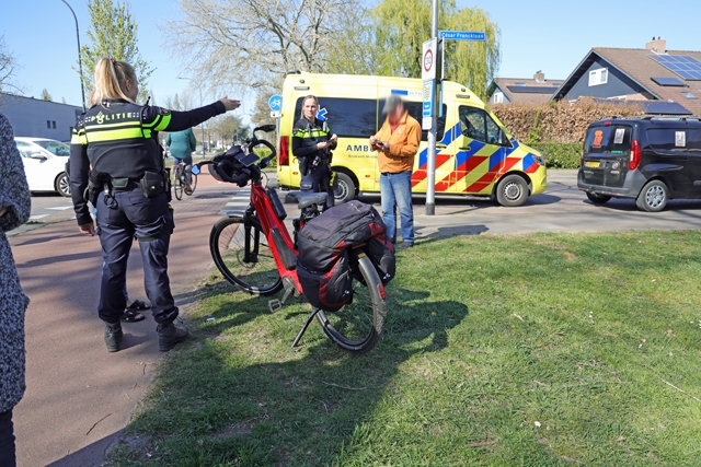 Automobilist botst tegen fietser aan de Cesar Francklaan Waalwijk