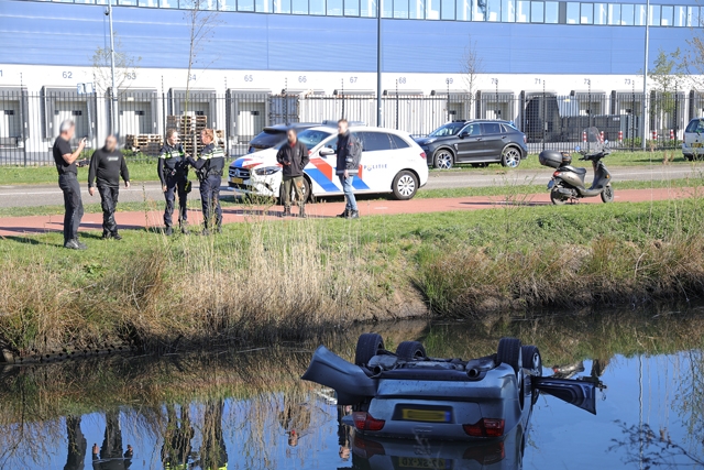 Bestuurder verliest macht over het stuur en belandt in sloot aan de Pakketweg Waalwijk