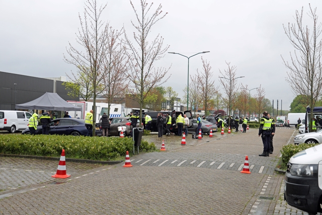 Grote politiecontrole op parkeerterrein van Piet Klerkx Waalwijk
