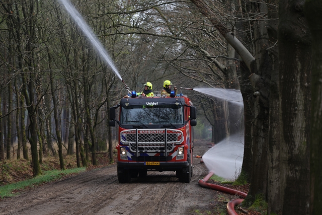 Brandweer nog massaal aanwezig na hele nacht blussen van bosbrand