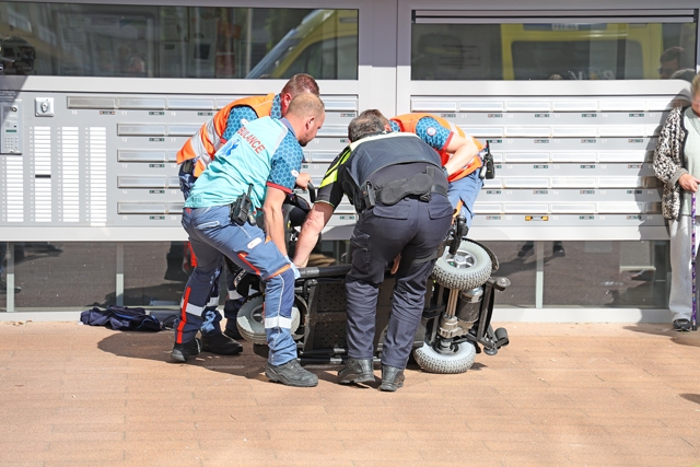 Man op scootmobiel kantelt en raakt gewond aan de Prof. de Savornin Lohmanpark Waalwijk