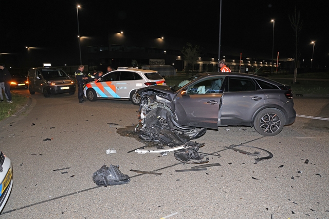 Auto’s zwaar beschadigd bij aanrijding op kruising aan de Kloosterheulweg Waalwijk