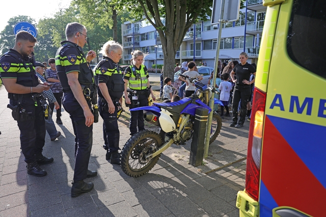 Bestuurder van crossmotor raakt gewond bij aanrijding op Van der Merwedelaan in Waalwijk