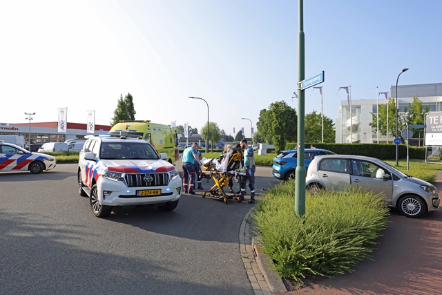 Vrouw gewond bij botsing tussen twee auto’s aan Prof. Eykmanweg in Waalwijk