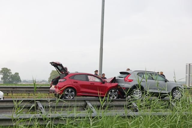 Kop-staartbotsing met drie auto’s op A59 bij Waalwijk veroorzaakt flinke file