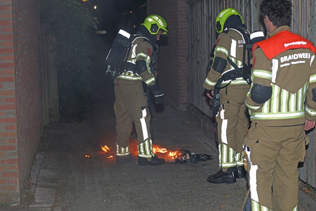 Fietsaccu in brand in brandgang Victoriestraat Waalwijk