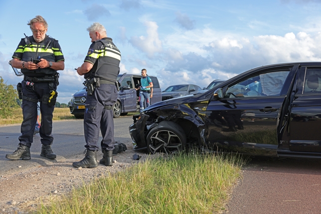 Twee auto’s botsen op Valkenvoortweg in Waalwijk