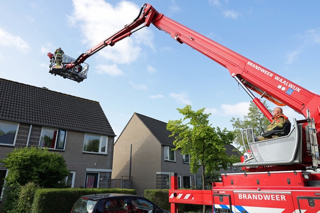 Kat zorgt voor commotie op dak aan A.B. van Lieshoutlaan in Waalwijk