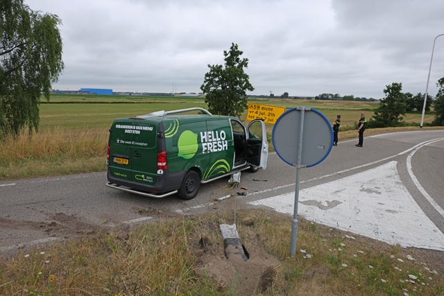 Bestelbus ramt lantaarnpaal en verkeersbord bij afrit Waalwijk-Oost