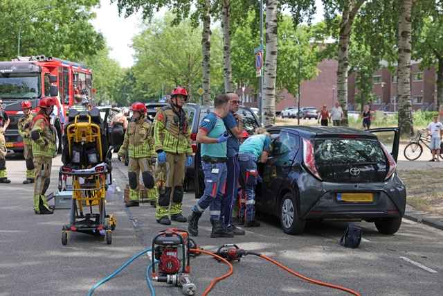 Vier auto’s botsen op elkaar op Blyde Incomstelaan in Waalwijk