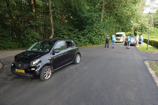 Botsing op Hoefsvenlaan in Waalwijk: twee auto’s betrokken