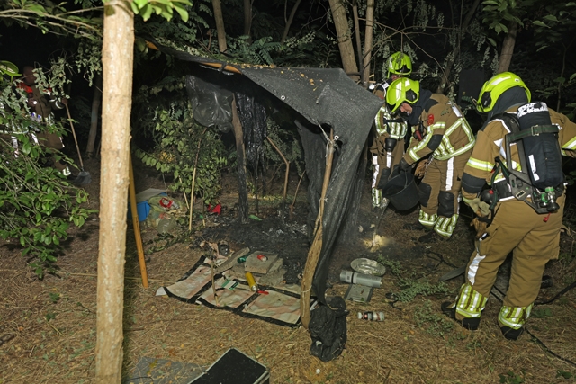Slaapplek in bos vliegt in brand op Halve Zolenpad in Waalwijk