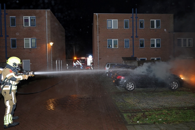 Brandstichting aan de Erve: ruit ingeslagen en auto van binnenuit verwoest